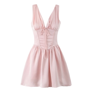 Mini robe en satin rose sans manches avec col en V profond et taille cintrée