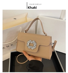 Detalle del bolso bandolera kaki con hebilla cuadrada de pedrería y asa elegante