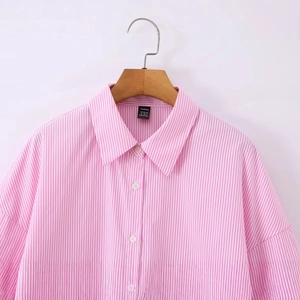 Camicia a righe verticali rosa e bianche da donna su gruccia di legno
