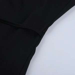 Gros plan sur le tissu en maille noire montrant les coutures et la texture côtelée élastique