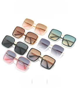 Variedad de gafas de sol cuadradas retro en varios colores con puentes metálicos