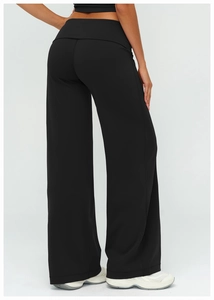 Détail d'un pantalon de sport noir à taille haute et jambe large en tissu extensible premium
