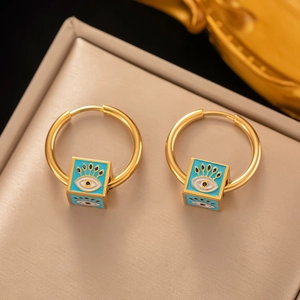 Goldene Titan-Ohrringe mit blauem Emaille-Anhänger und quadratischem Evil-Eye-Motiv