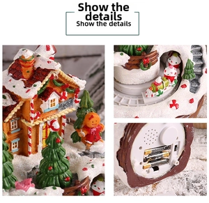 Detailansicht des Weihnachts-Musikhauses mit leuchtenden Lichtern und Eisenbahn.