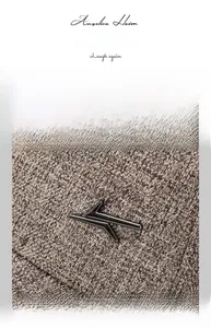 Gros plan sur la texture en tweed tissé et le logo métallique noir sur la casquette