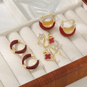 Set di orecchini vintage rosso vino e oro con design a quadrifoglio e a stella