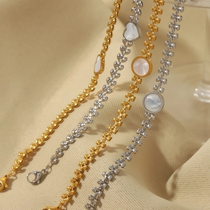 Bracciale in acciaio inossidabile placcato oro 18k con ciondoli a cuore e tondi in nacre