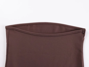 Détail d'un haut bandeau marron foncé montrant des coutures de qualité et une texture côtelée