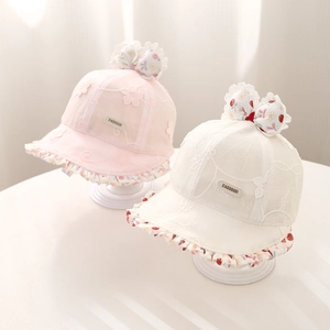 Détail de la broderie en dentelle florale et du nœud à pois sur chapeau bébé fille