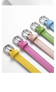 Cinq ceintures fines colorées pour enfants avec boucles argentées en jaune rose et vert
