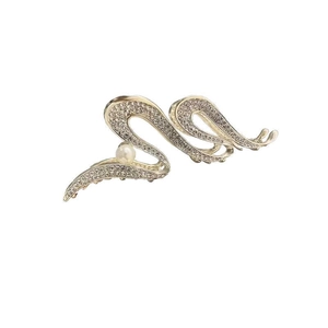 Silver wavy metal hair claw clip with sparkling rhinestones and center pearl accent