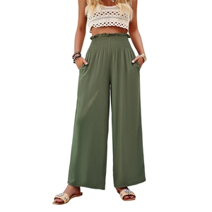Pantalon large vert armée avec taille haute élastique et volants sur fond blanc