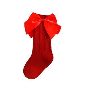 Chaussettes hautes rouges pour bébé avec grand nœud en satin et maille côtelée