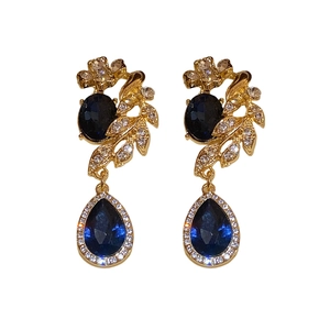 Boucles d'oreilles vintage en or avec pierres bleu marine et cristaux blancs