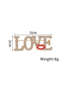 Détail de la broche LOVE avec lèvres rouges et strass, taille 5x2cm et poids 8g