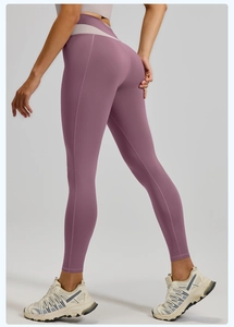 Detalle de mallas de yoga de talle alto con cintura de retazos en contraste y ajuste ceñido