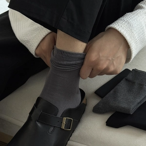 Deep grey mid-calf business socks for men with ribbed cuffs and black leather shoes