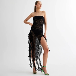 Détail de robe longue en dentelle noire avec encolure bandeau et fente haute sexy