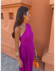 Gros plan d'une robe longue violette asymétrique avec drapé élégant et fente latérale
