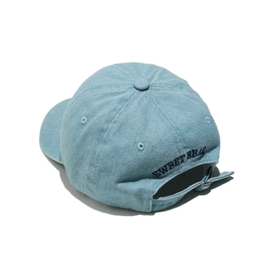 Vista posteriore dettagliata di un cappellino in denim azzurro con ricamo Sweet Bear