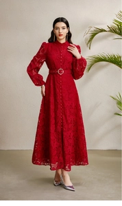 Détail de robe en dentelle rouge avec col montant et boucle ornée de brillants