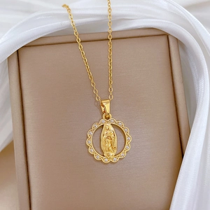 Détail du collier en acier titane doré avec pendentif portrait de sainte et écrin