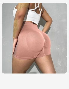 Vista posteriore dei pantaloncini da yoga a vita alta senza cuciture con effetto push-up