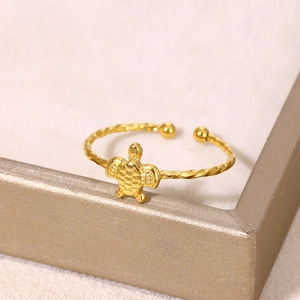 Détail d'une bague tortue plaquée or 18K avec anneau torsadé et design texturé