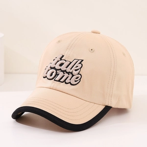 Detail der 'talk to me' Bestickung auf der beige-schwarzen Baseballkappe für Kinder