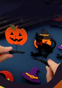 Détail de barrettes d'Halloween avec motifs en feutre de citrouille et fantôme sur ressort