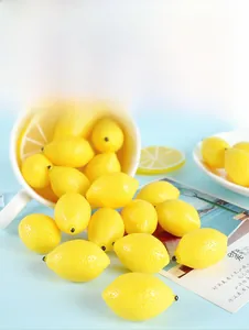 Primer plano detallado de un limón amarillo artificial realista con textura de PVC natural