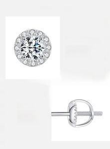 Détail d'une boucle d'oreille moissanite en argent 925 avec fermoir à vis de sécurité