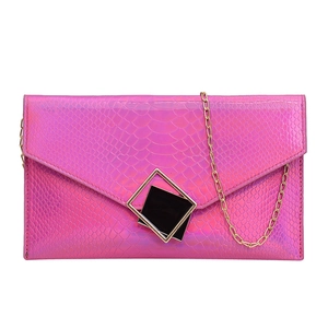 Pochette laser rosa con motivo a serpente, fibbia geometrica dorata e catena