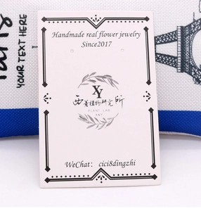 Carte d'affichage bijoux en carton blanc avec trous pré-percés et logo botanique chic
