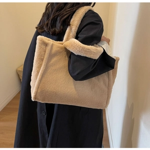 Détail du sac cabas en peluche kaki montrant la texture en fausse fourrure et la large bandoulière