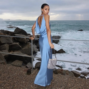 Détail d'une élégante robe longue en satin dos nu bleu clair avec bretelles fines et épurées