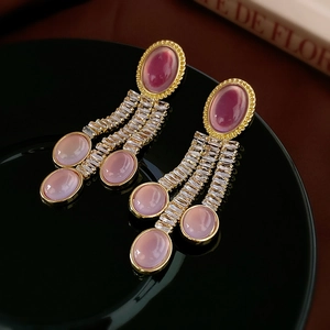 Dettaglio orecchini vintage con nappa dorata, pietre rosa ovali e frange di zirconi