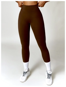 Détail de la large taille haute sur le pantalon de yoga de compression marron chocolat