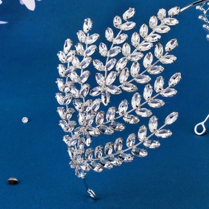 Serre-tête de mariée luxueux en argent avec strass brillants et design de feuilles élégant
