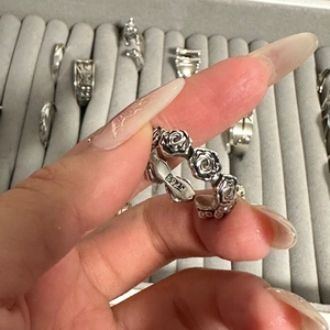 Vintage S925 sterling silver ring with continuous rose flower relief patterns on band