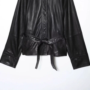 Veste courte en cuir noir pour femme avec ceinture à nouer et manches larges