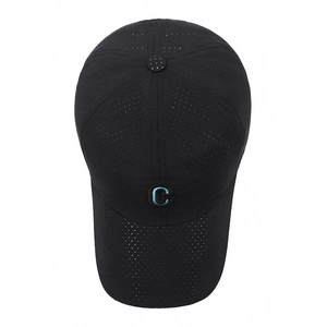 Atmungsaktive schwarze schnelltrocknende Baseballkappe mit blauem C für Outdoor-Sport