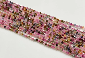 Gros plan de perles de tourmaline multicolores facettées pour la création de bijoux DIY