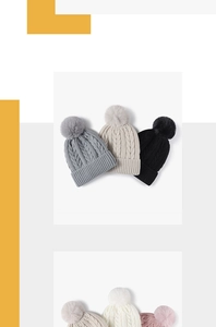 Detalle del tejido de punto trenzado en gorros con pompones de piel sintética