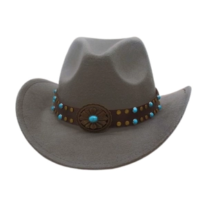 Dettaglio cappello cowboy grigio con perle turchesi e disco metallico su fascia