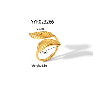 Close-up of gold leaf-shaped adjustable steel ring with detailed size and weight specs