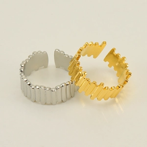 Adjustable stainless steel rings with vertical grooves in gold and silver finish