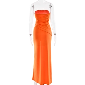 Détail de la robe maxi orange avec fronces latérales et découpes sur la taille