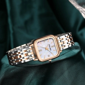 Montre femme élégante avec cadran carré en nacre et bracelet en métal bicolore