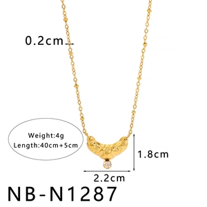 Detail einer 18k vergoldeten Croissant-Herz-Halskette mit funkelndem Zirkonia-Stein
